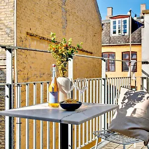 hyggelig-and-spacious-4-bedroom-apartment-in-the-heart.copenhagenhotelselect.com/