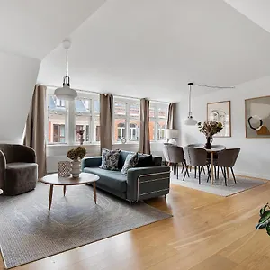 spacious-centrally-located-penthouse-with-a-terrace.copenhagenhotelselect.com/